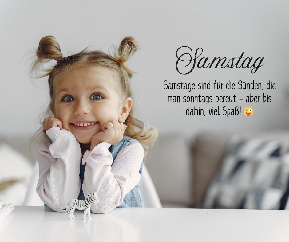 Freche und lustige Samstag Sprüche – Lächelndes Mädchen mit verspieltem Spruch für ein spaßiges Wochenende.