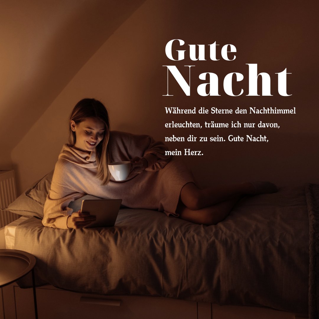 Romantische Gute Nacht Grüße, Frau liegt auf dem Bett, liest ein Tablet und hält eine Tasse, während sie eine liebevolle Botschaft teilt.
