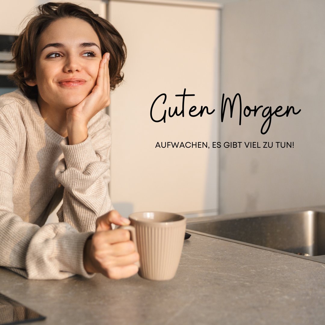 Einen Schönen Guten Morgen Bilder mit einer lächelnden jungen Frau, die eine Tasse Kaffee in einer modernen Küche hält, motivierend für einen aktiven Start in den Tag.