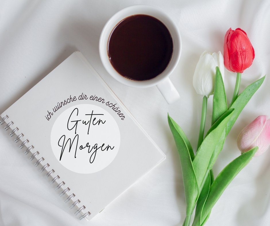 Einen Schönen Guten Morgen Bilder mit einer Tasse Kaffee, einem Notizbuch und bunten Tulpen auf einem weißen Hintergrund, ideal für einen ruhigen und positiven Start in den Tag.