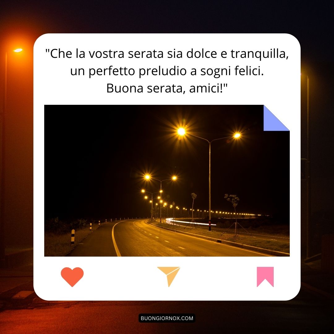 Immagine di una strada cittadina illuminata di sera con 'Buona Serata' in alto